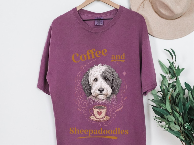 Comfort Colors Sheepadoodle T-shirt, Koffie en Sheepadoodles Grappig T-shirt voor Hondenliefhebbers, Doodle Mom Life, Speelse Dierenkunstprint, Cadeau voor Huisdierbezitter afbeelding 3