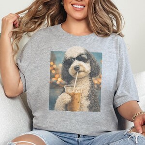 Camiseta de perro con café, camiseta de perro Sheepadoodle con café helado, camiseta divertida de Sheepadoodle, camiseta de verano para amantes del café, camiseta de mamá de Sheepadoodle imagen 4