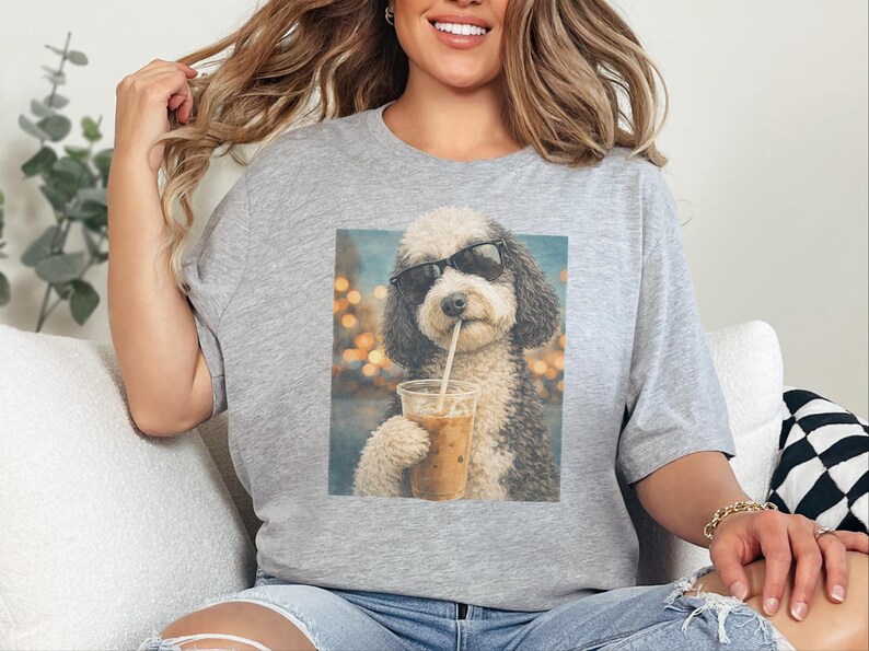 Camiseta de perro con café, camiseta de perro Sheepadoodle con café helado, camiseta divertida de Sheepadoodle, camiseta de verano para amantes del café, camiseta de mamá de Sheepadoodle imagen 4