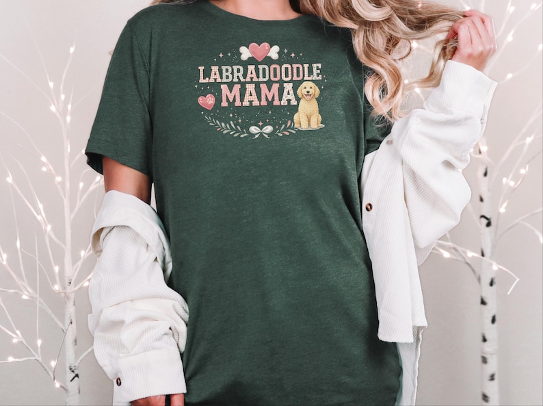 Regalo per la mamma di un Labradoodle, Maglietta per la mamma di un Labradoodle, Maglietta per il proprietario di un Golden Doodle, Maglietta per la mamma di un cane, Regalo per gli amanti dei Doodle, Regali per i genitori di cani immagine 1
