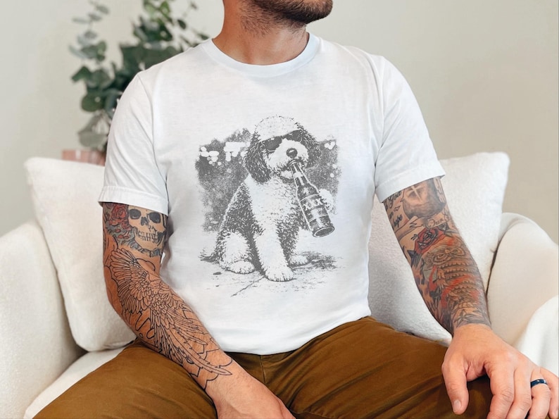 In Dog Beers Sheepadoodle Drinking Beer Shirt, Ironic Meme Dog Tee, Funny Dog Art Graphic, Urban Pet Owner Gift Idea afbeelding 1