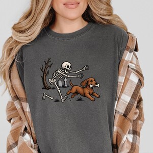 Halloween T-shirt met Teckel, cadeau met skelethond, Halloween T-shirt met Doxie-print, T-shirt met Wienerhond, grappig griezelig Doberman-shirt afbeelding 3