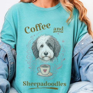 Comfort Colors Sheepadoodle T-shirt, Koffie en Sheepadoodles Grappig T-shirt voor Hondenliefhebbers, Doodle Mom Life, Speelse Dierenkunstprint, Cadeau voor Huisdierbezitter afbeelding 2