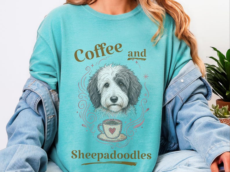 Comfort Colors Sheepadoodle T-shirt, Koffie en Sheepadoodles Grappig T-shirt voor Hondenliefhebbers, Doodle Mom Life, Speelse Dierenkunstprint, Cadeau voor Huisdierbezitter afbeelding 2