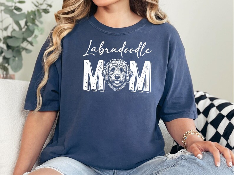 Comfort Colors Labradoodle Mama Shirt, T-shirt voor hondenliefhebbers, Gepersonaliseerd T-shirt voor huisdiereigenaren, Cadeaus voor hondenmama, Verjaardagscadeaus voor haar afbeelding 6