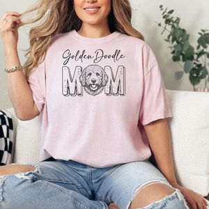 Camiseta Comfort Colors Doodle Mama, Camiseta para Mãe de Golden Doodle, Estampa para Amantes de Goldendoodle, Presente Divertido para Pais de Cães, Presente para Donos de Pets imagem 4