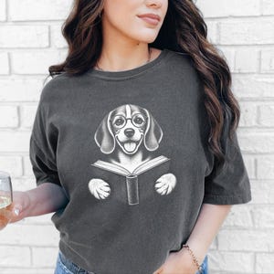T-shirt Beagle, Cadeau pour amoureux des Beagles, T-shirt pour passionnés de lecture, T-shirt pour lecteurs et bibliophiles, T-shirt avec un chien qui lit, T-shirt bibliothèque, T-shirt livres image 4
