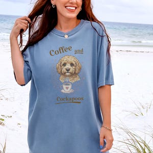 Camiseta Comfort Colors con estampado Cockapoo estilo vintage, ideal para amantes de los perros, con temática de café y Cockapoos. Regalos originales con retratos de mascotas. imagen 9