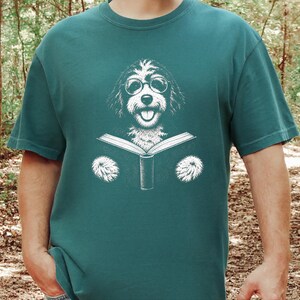 Camiseta para perros lectores, regalo para mamás de Bernedoodle, camiseta para Bernedoodles lectores, amante de los perros lectores, regalo para dueños de Doodles, camiseta de biblioteca imagen 4