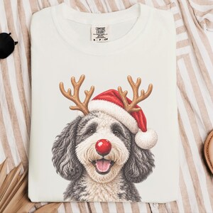 Camiseta navideña para Sheepadoodle, sudadera navideña para perros, regalo para dueños de Sheepadoodle, conjunto navideño para perros. imagen 7