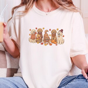 Herbst-Shirt mit Golden-Retriever-Motiv, Geschenk für Hundeliebhaber im Herbst, T-Shirt für Golden-Retriever-Mama, Sweatshirt mit Kürbismotiv, Kuschelige Kleidung für Welpen im Herbst Bild 1