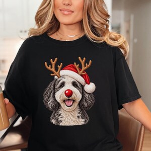 Camiseta navideña para Sheepadoodle, sudadera navideña para perros, regalo para dueños de Sheepadoodle, conjunto navideño para perros. imagen 2