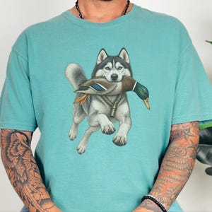 T-Shirt mit Siberian Husky-Motiv, Geschenk für Entenjäger, T-Shirt für Wasservogeljäger, Geschenk für Husky-Liebhaber, Entenjagd-Shirt, T-Shirt mit Wildtiermotiven, Geschenk für Naturliebhaber Bild 6