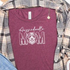 Camiseta de mamá de Aussiedoodle, camiseta de Doodle Mama, regalo personalizado para amantes de los perros, camiseta divertida para amantes del Aussie Doodle, camiseta de Doodle Mama imagen 2