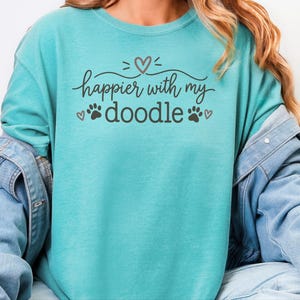 Koszulka dla mamy Doodle, szczęśliwsza z prezentem dla mojego Doodle, koszulka dla psa Doodle, koszulka dla mamy Goldendoodle, prezent dla miłośnika labradoodle, koszulka dla mamy Bernedoodle zdjęcie 3