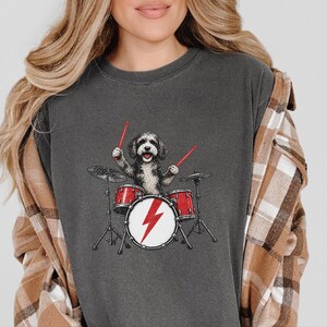 Aussiedoodle Rock Drummer Shirt, Drumspeler T-shirt, Cadeau voor Muziekliefhebber, Hondenbandshirt afbeelding 5