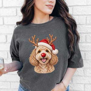Camiseta de Natal com Maltipoo, Presente para Cachorro com Gorro de Papai Noel, Moletom de Natal para Pet, Camiseta com Filhote de Rena, Roupa de Natal para Amantes de Cães imagem 3