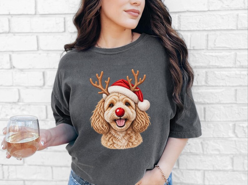 Camiseta de Natal com Maltipoo, Presente para Cachorro com Gorro de Papai Noel, Moletom de Natal para Pet, Camiseta com Filhote de Rena, Roupa de Natal para Amantes de Cães imagem 3