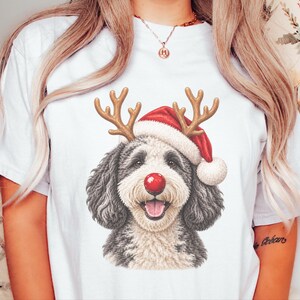 Camiseta navideña para Sheepadoodle, sudadera navideña para perros, regalo para dueños de Sheepadoodle, conjunto navideño para perros. imagen 4