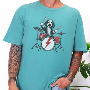 Rockmusiker, trummis, presentidé, hundälskare, rockstjärna, hund bild 2