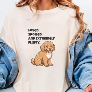 Comfort Colors Cavapoo-Hundemama-Shirt, „Geliebt, verwöhnt und extrem flauschig“-T-Shirt, Goldendoodle-Labradoodle-Besitzer-Sweatshirt, Doodle-Papa Bild 9
