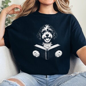Camiseta para perros lectores, regalo para mamás de Bernedoodle, camiseta para Bernedoodles lectores, amante de los perros lectores, regalo para dueños de Doodles, camiseta de biblioteca imagen 8