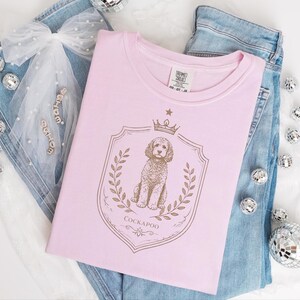 Geschenkidee für Cockapoo-Mamas in Komfortfarben, T-Shirt mit königlichem Wappen, Vintage-Retro-Shirt für Hundeliebhaber, personalisiertes königliches Haustierporträt für Besitzer, Geschenk für Hundebesitzer Bild 2