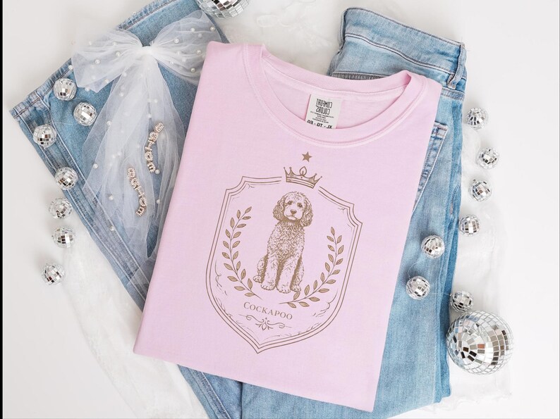 Geschenkidee für Cockapoo-Mamas in Komfortfarben, T-Shirt mit königlichem Wappen, Vintage-Retro-Shirt für Hundeliebhaber, personalisiertes königliches Haustierporträt für Besitzer, Geschenk für Hundebesitzer Bild 2