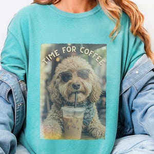 Koszulka Comfort Colors Dog Coffee, koszulka Time For Coffee | Bluza Goldendoodle Labradoodle Aussiedoodle | Znawca mrożonej kawy Cavapoo zdjęcie 3