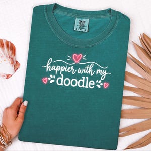 Koszulka dla mamy Doodle, szczęśliwsza z prezentem dla mojego Doodle, koszulka dla psa Doodle, koszulka dla mamy Goldendoodle, prezent dla miłośnika labradoodle, koszulka dla mamy Bernedoodle zdjęcie 5