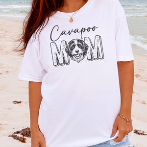 Camiseta Comfort Colors Cavapoo Mom, Camiseta Cavapoo, Camiseta de moda para mamás de perros, Camiseta Doodle Mama Poodle Mix de algodón suave, talla grande y personalizada imagen 2