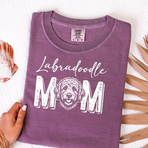 Comfort Colors Labradoodle Mama Shirt, T-shirt voor hondenliefhebbers, Gepersonaliseerd T-shirt voor huisdiereigenaren, Cadeaus voor hondenmama, Verjaardagscadeaus voor haar afbeelding 7