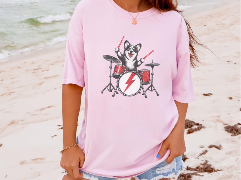 Maglietta per papà Corgi, idea regalo per batterista, maglietta rock con cane, maglietta per appassionati di musica, Corgi che suona la batteria, regalo divertente per amanti dei cani, maglietta con merchandising di una band immagine 9