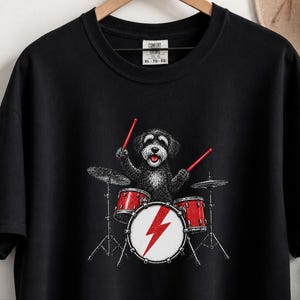 T-Shirt mit Schnoodle am Schlagzeug, Geschenk für Schlagzeuger, Musikliebhaber, Rockhund-Shirt, Geschenk für Hundebesitzer, T-Shirt für Perkussionisten Bild 2