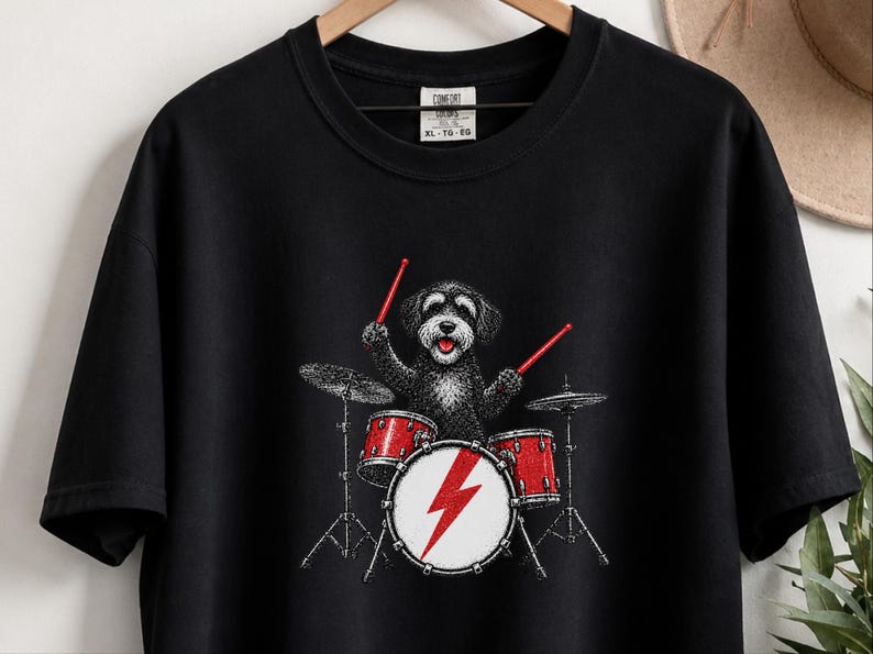 T-Shirt mit Schnoodle am Schlagzeug, Geschenk für Schlagzeuger, Musikliebhaber, Rockhund-Shirt, Geschenk für Hundebesitzer, T-Shirt für Perkussionisten Bild 2
