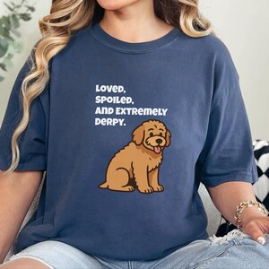 Maglietta divertente con Goldendoodle di Comfort Colors, maglietta "Amato, viziato ed estremamente buffo", maglietta per la mamma di un Golden Retriever, maglietta per la mamma di un Golden Doodle immagine 2