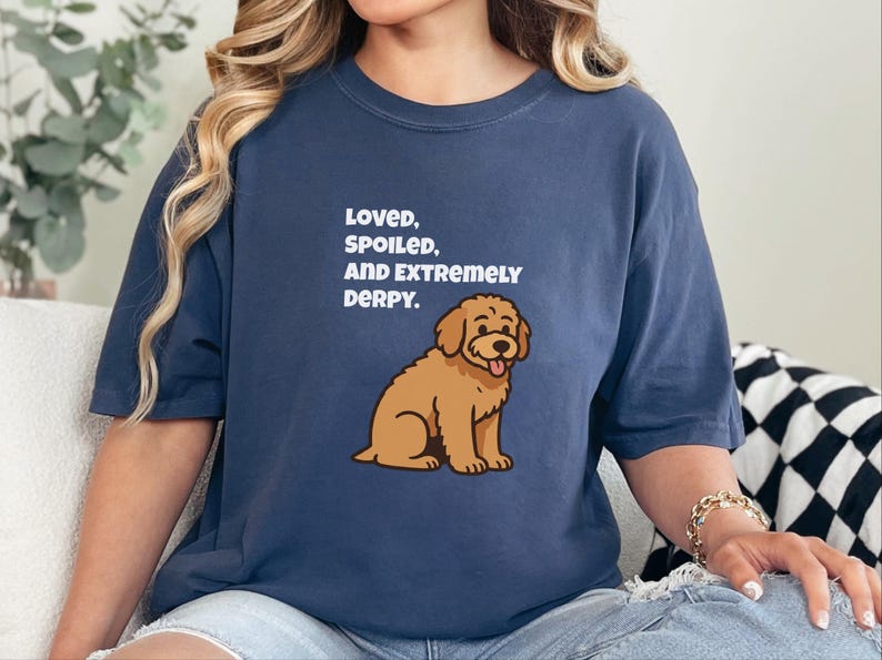 Maglietta divertente con Goldendoodle di Comfort Colors, maglietta "Amato, viziato ed estremamente buffo", maglietta per la mamma di un Golden Retriever, maglietta per la mamma di un Golden Doodle immagine 2