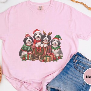 Sheepadoodle Christmas Shirt, Holiday Dog Lover Gift, Festive Puppy Shirt, Sheepadoodle Mom Tee, Cute Xmas Dog Apparel Bild 1