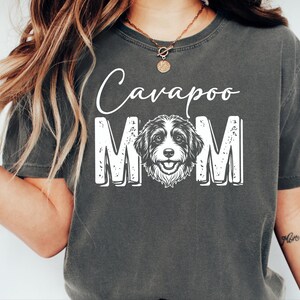 Camiseta Comfort Colors Cavapoo Mom, Camiseta Cavapoo, Camiseta de moda para mamás de perros, Camiseta Doodle Mama Poodle Mix de algodón suave, talla grande y personalizada imagen 1