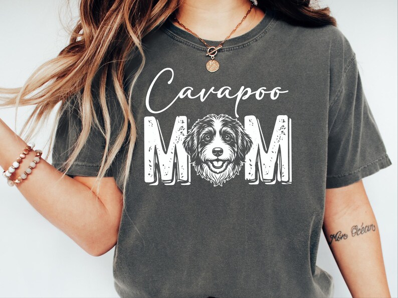 Camiseta Comfort Colors Cavapoo Mom, Camiseta Cavapoo, Camiseta de moda para mamás de perros, Camiseta Doodle Mama Poodle Mix de algodón suave, talla grande y personalizada imagen 1