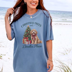 キャバプーのクリスマスシャツ、キャバプーママへのギフト、クリスマスツリーとドゥードル犬をお願いします、ドゥードル犬好きのシャツ、ホリデーペット好きへのギフト 画像 6