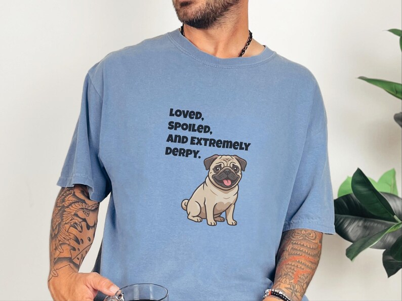 Comfort Colors T-Shirt mit süßem Mopsmotiv, „Geliebter, verwöhnter und extrem tollpatschiger“ Mops-Shirt in Rehbraun, T-Shirt für Mopsliebhaber, lustiges Mops-Shirt, süßes Mops-Shirt, T-Shirt für Mops-Mamas Bild 6