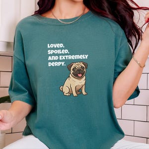Comfort Colors T-Shirt mit süßem Mopsmotiv, „Geliebter, verwöhnter und extrem tollpatschiger“ Mops-Shirt in Rehbraun, T-Shirt für Mopsliebhaber, lustiges Mops-Shirt, süßes Mops-Shirt, T-Shirt für Mops-Mamas Bild 5