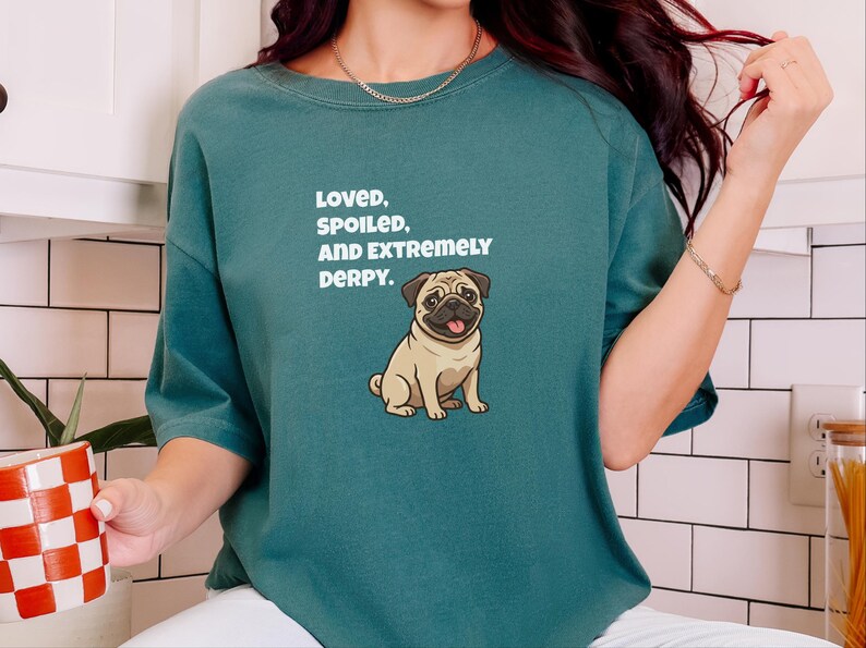 Comfort Colors T-Shirt mit süßem Mopsmotiv, „Geliebter, verwöhnter und extrem tollpatschiger“ Mops-Shirt in Rehbraun, T-Shirt für Mopsliebhaber, lustiges Mops-Shirt, süßes Mops-Shirt, T-Shirt für Mops-Mamas Bild 5