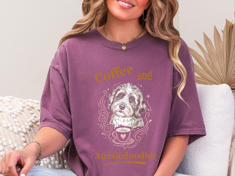 Comfort Colors T-Shirt mit lustigem Hundemotiv, Kaffee- und Aussiedoodle-Motiv, verspielte Tiermotive, Kleidung für Teeliebhaber, Cottagecore-Doodle-Porträt, skurrile Hunde Bild 1