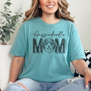 Comfort Colors Aussiedoodle Moeder Cadeau Shirt, Gepersonaliseerd Huisdier T-shirt met Hondenlijnkunst, T-shirt voor Aussie Doodle Liefhebbers, Hondenmama Crewneck Huisdiereigenaar Cadeau afbeelding 6