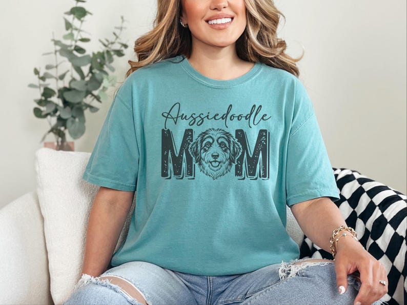 Comfort Colors Aussiedoodle Moeder Cadeau Shirt, Gepersonaliseerd Huisdier T-shirt met Hondenlijnkunst, T-shirt voor Aussie Doodle Liefhebbers, Hondenmama Crewneck Huisdiereigenaar Cadeau afbeelding 6