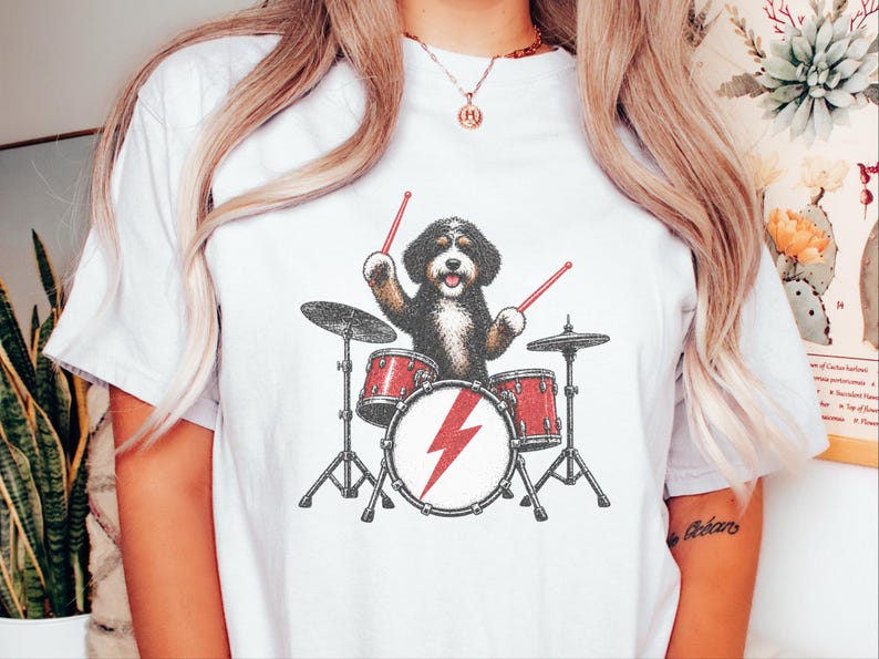 Bernedoodle-Shirt, Geschenk für Schlagzeuger, Rockband-T-Shirt, Geschenk für Musikliebhaber, Geschenk für Bernedoodle-Mama, Schlagzeuger-Shirt Bild 8