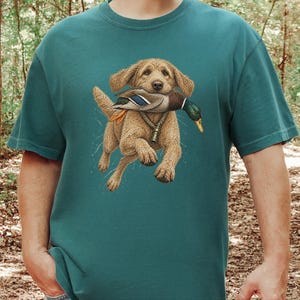 Camiseta Goldendoodle, Presente para Caçador de Patos, Camiseta para Caçador de Aves Aquáticas, Arte de Cão de Caça, Presente para Dono de Retriever, Camiseta Vintage de Vida Selvagem imagem 9