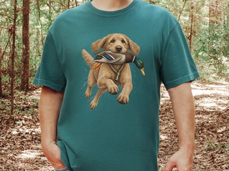 Camiseta Goldendoodle, Presente para Caçador de Patos, Camiseta para Caçador de Aves Aquáticas, Arte de Cão de Caça, Presente para Dono de Retriever, Camiseta Vintage de Vida Selvagem imagem 9